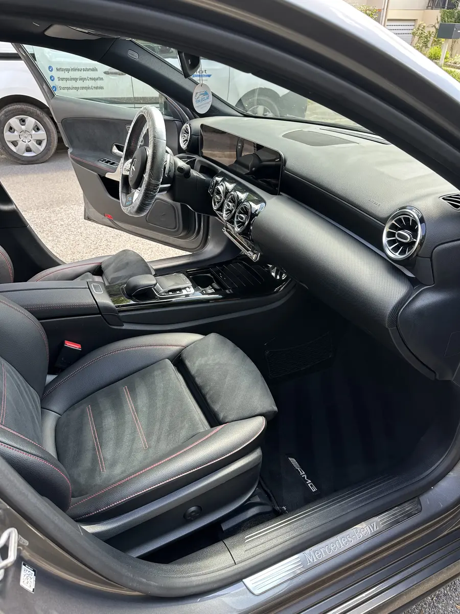 Intérieur Mercedes CLA AMG nettoyé par Tim Éclat dans l'Oise