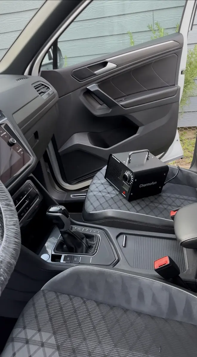 Générateur d'ozone Tim Éclat dans l'habitacle d'un VW Tiguan à Compiègne