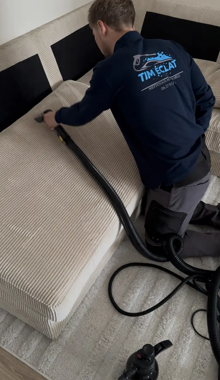 Nettoyage vapeur d'un canapé en velours côtelé par Tim Éclat à domicile dans l'Oise